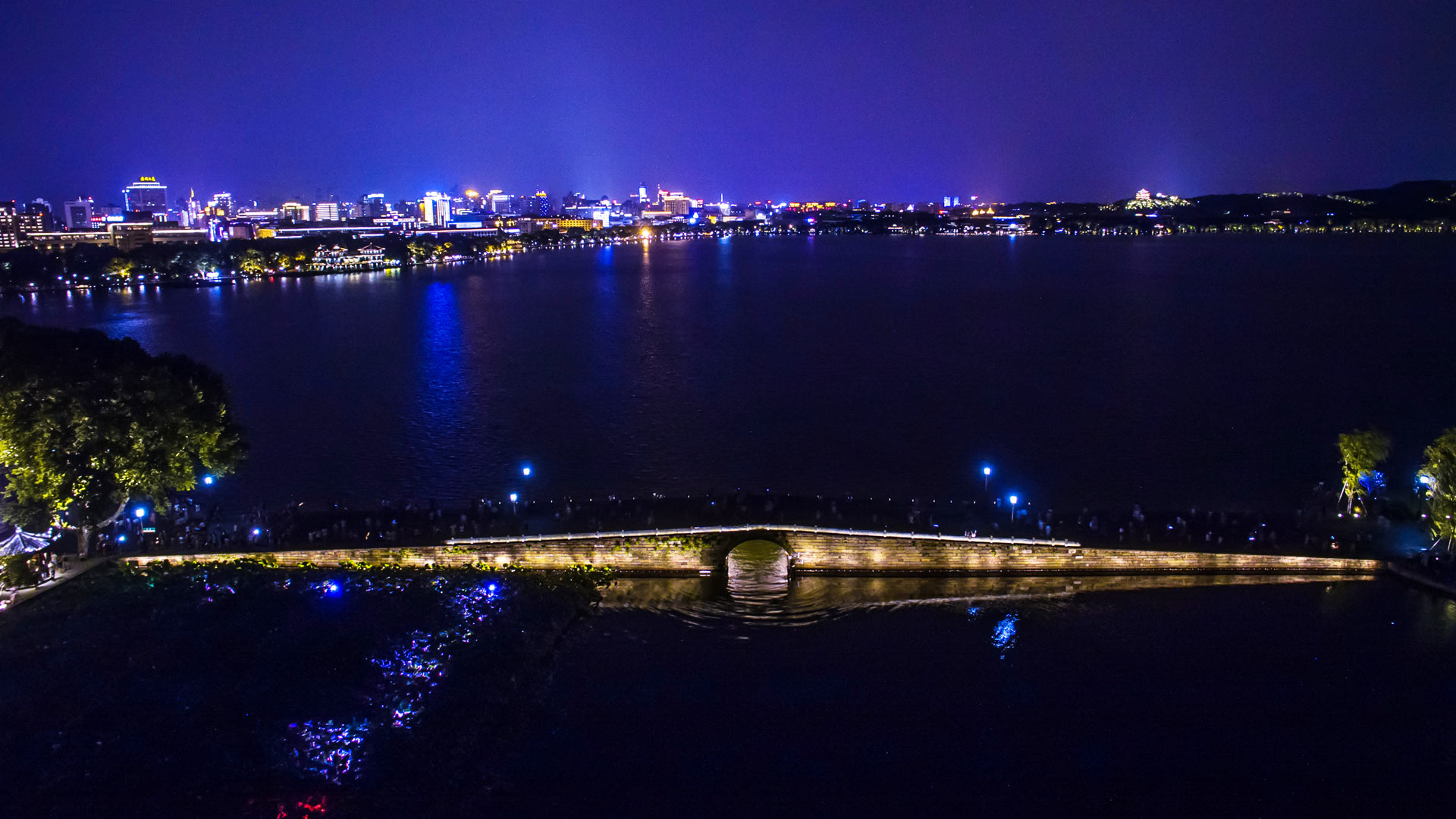 杭州西湖断桥夜景(8月22日摄)