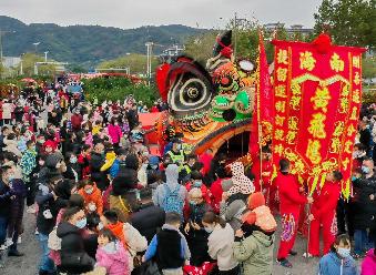 黄飞鸿故里“狮王”巡游迎新春