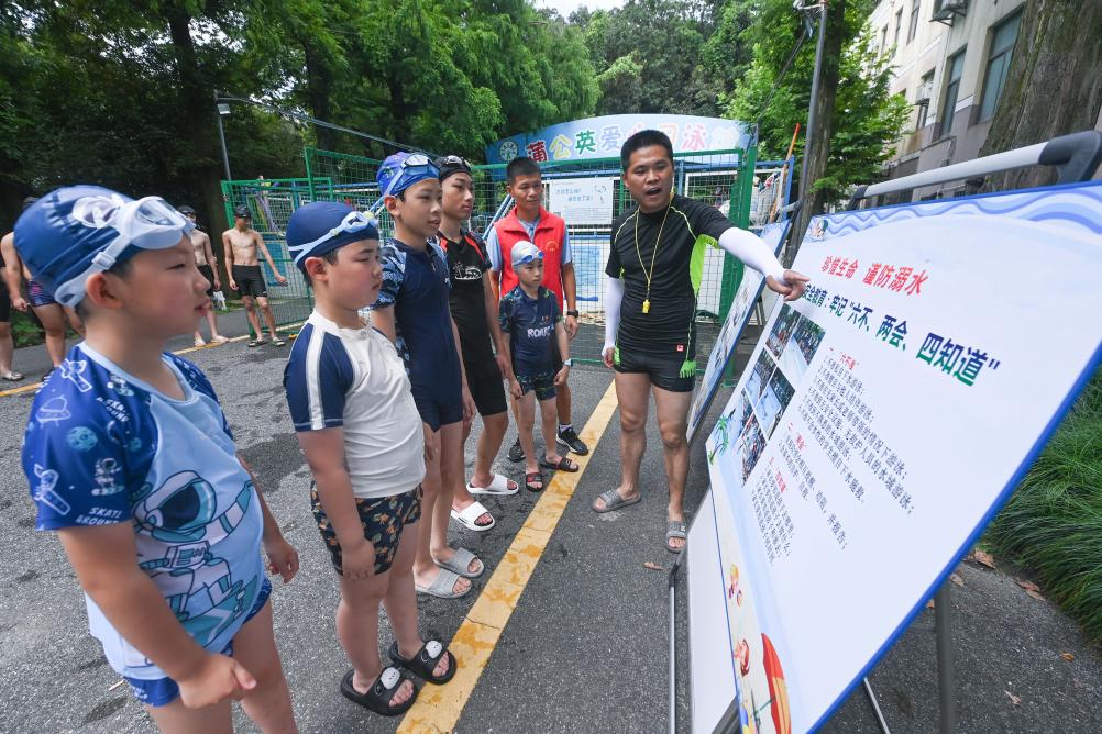 爱心公益游泳班护航学生暑期安全