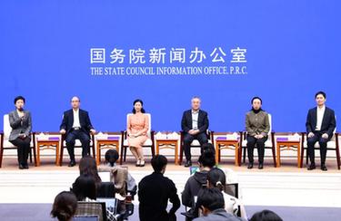 国新办举行中国援外医疗队群体代表中外记者见面会