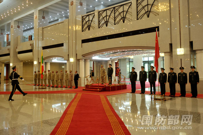 11月16日上午,副总参谋长戚建国中将在八一大楼为来访的缅甸国防军