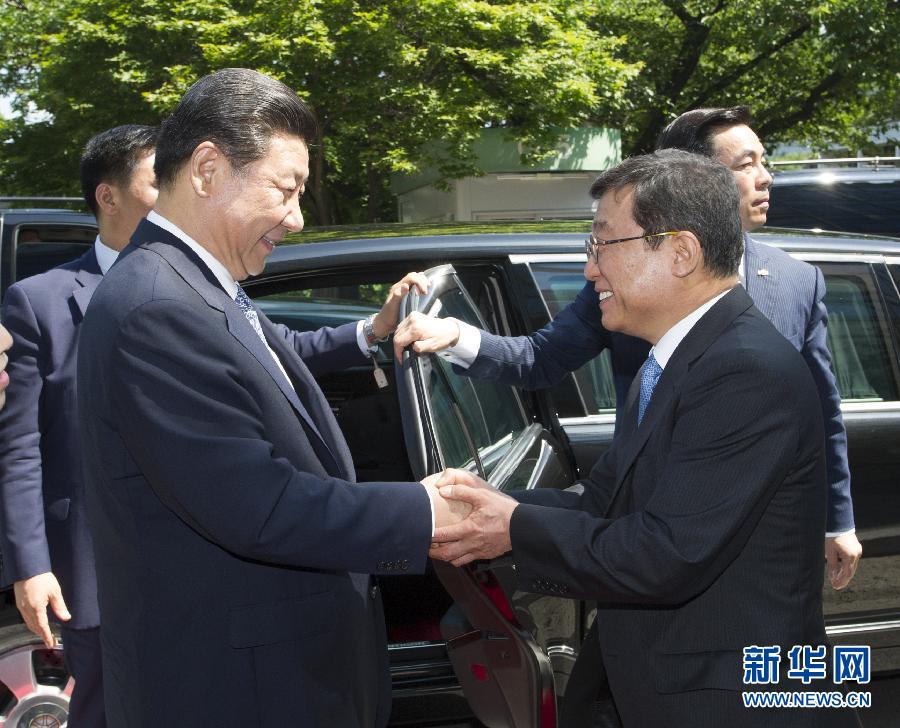 7月4日,国家主席习近平在韩国国立首尔大学发表题为《共创中韩合作未来 同襄亚洲振兴繁荣》的重要演讲。这是首尔大学校长吴然天迎接习近平主席。新华社记者 谢环驰 摄 7月4日,国家主席习近平在韩国国立首尔大学发表题为《共创中韩合作未来 同襄亚洲振兴繁荣》的重要演讲。这是首尔大学校长吴然天迎接习近平主席。新华社记者 谢环驰 摄