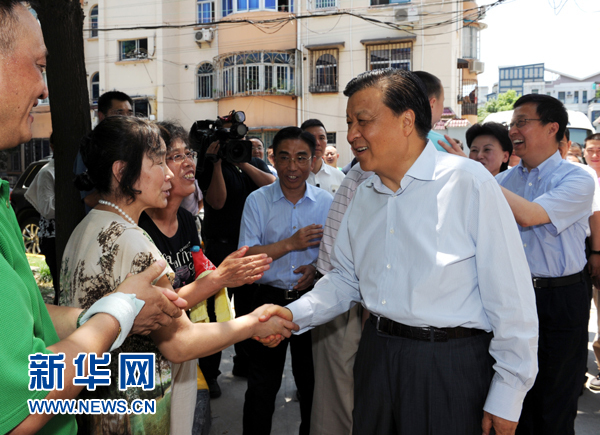 这是7月22日，刘云山在上海市普陀区桃浦镇莲花公寓居委会调研时同社区居民亲切握手。新华社记者 饶爱民 摄