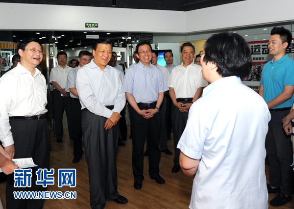 这是7月22日，刘云山在上海市静安区就楼宇党建工作进行调研。新华社记者 饶爱民 摄 