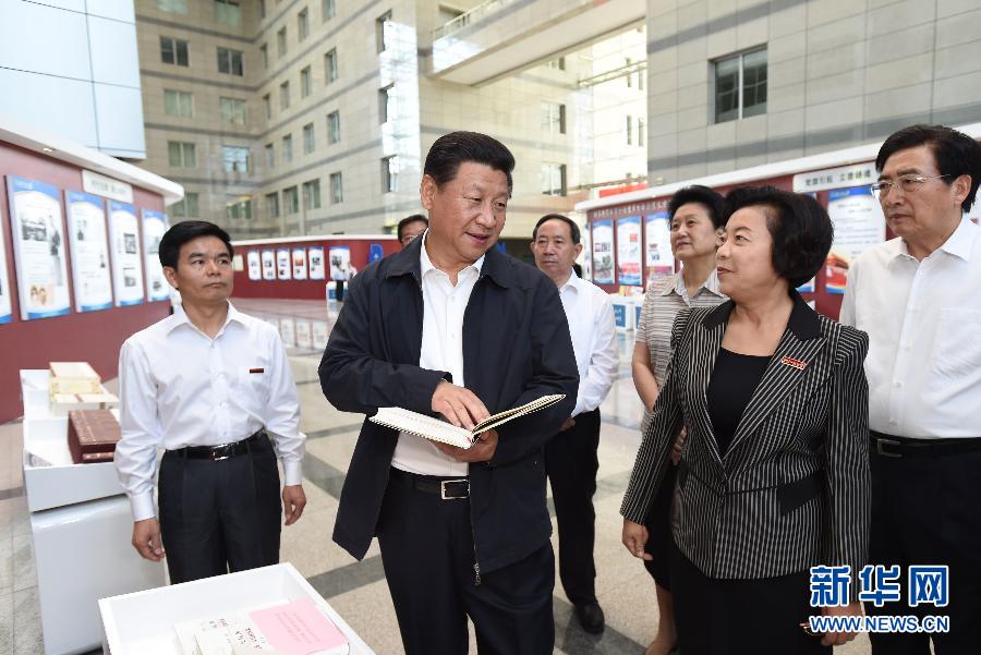 9月9日，中共中央总书记、国家主席、中央军委主席习近平来到北京师范大学看望教师学生，向全国广大教师和教育工作者致以崇高的节日敬礼和祝贺。这是习近平饶有兴趣地翻看该校出版的书籍。新华社记者 马占成 摄 