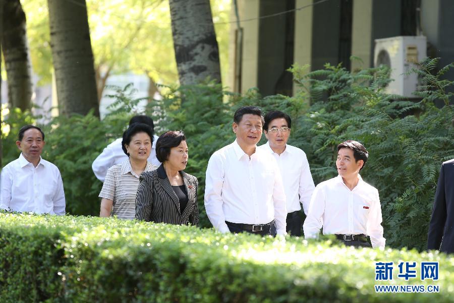 9月9日，中共中央总书记、国家主席、中央军委主席习近平来到北京师范大学看望教师学生，向全国广大教师和教育工作者致以崇高的节日敬礼和祝贺。新华社记者 姚大伟 摄 