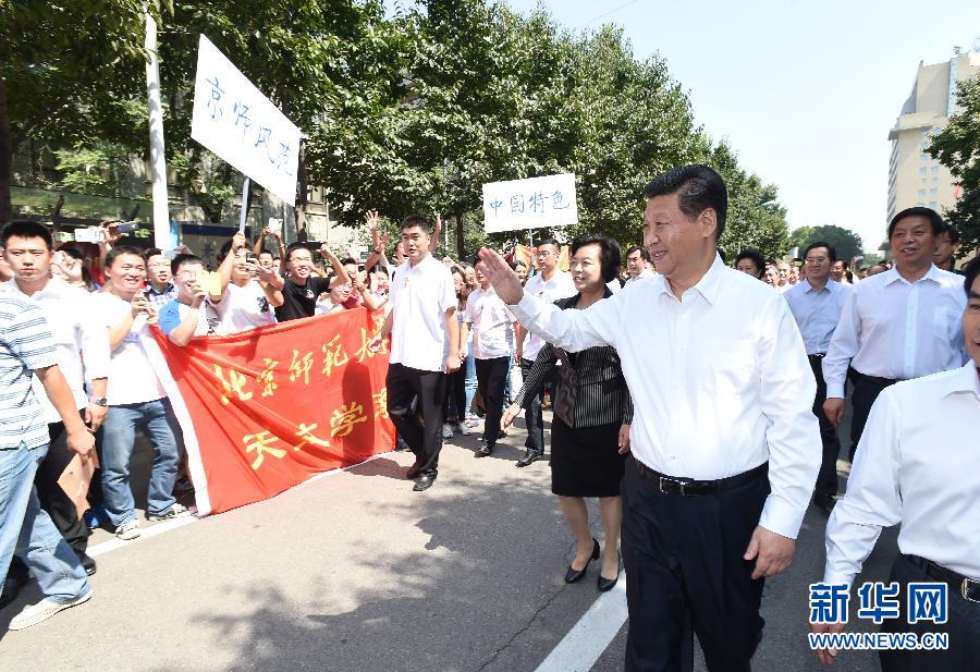 9月9日，中共中央总书记、国家主席、中央军委主席习近平来到北京师范大学看望教师学生，向全国广大教师和教育工作者致以崇高的节日敬礼和祝贺。这是习近平离开学校时，向闻讯赶来的师生挥手致意。新华社记者 马占成 摄 