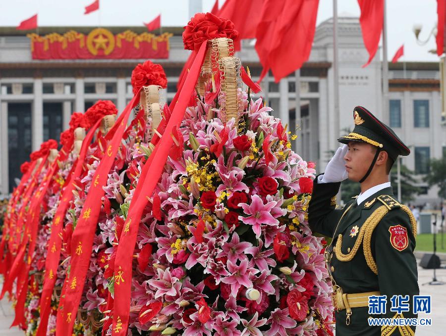 9月30日是国家设立的首个“烈士纪念日”，首都各界代表参加在北京天安门广场举行的向人民英雄敬献花篮仪式。 新华社记者 庞兴雷 摄 