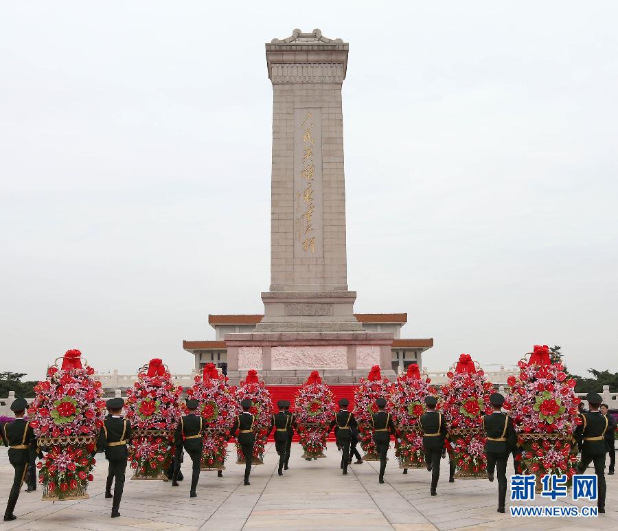 9月30日是国家设立的首个“烈士纪念日”，首都各界代表参加在北京天安门广场举行的向人民英雄敬献花篮仪式。这是18名礼兵抬起9个花篮，缓步走向人民英雄纪念碑。 新华社记者 庞兴雷 摄