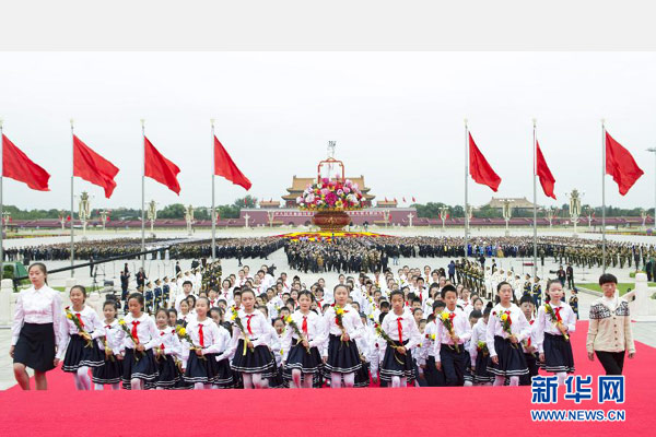 9月30日是国家设立的首个“烈士纪念日”，首都各界代表参加在北京天安门广场举行的向人民英雄敬献花篮仪式。这是少年儿童手持鲜花，走向人民英雄纪念碑。 新华社记者 黄敬文 摄