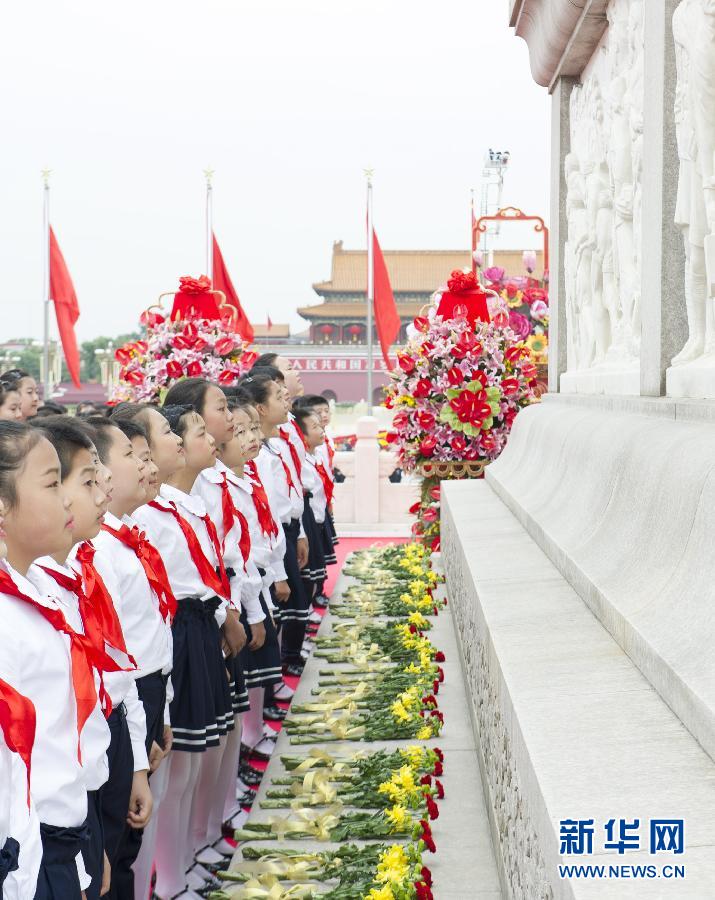 9月30日是国家设立的首个“烈士纪念日”，首都各界代表参加在北京天安门广场举行的向人民英雄敬献花篮仪式。这是少年儿童在纪念碑前，献上手中的鲜花。 新华社记者 黄敬文 摄