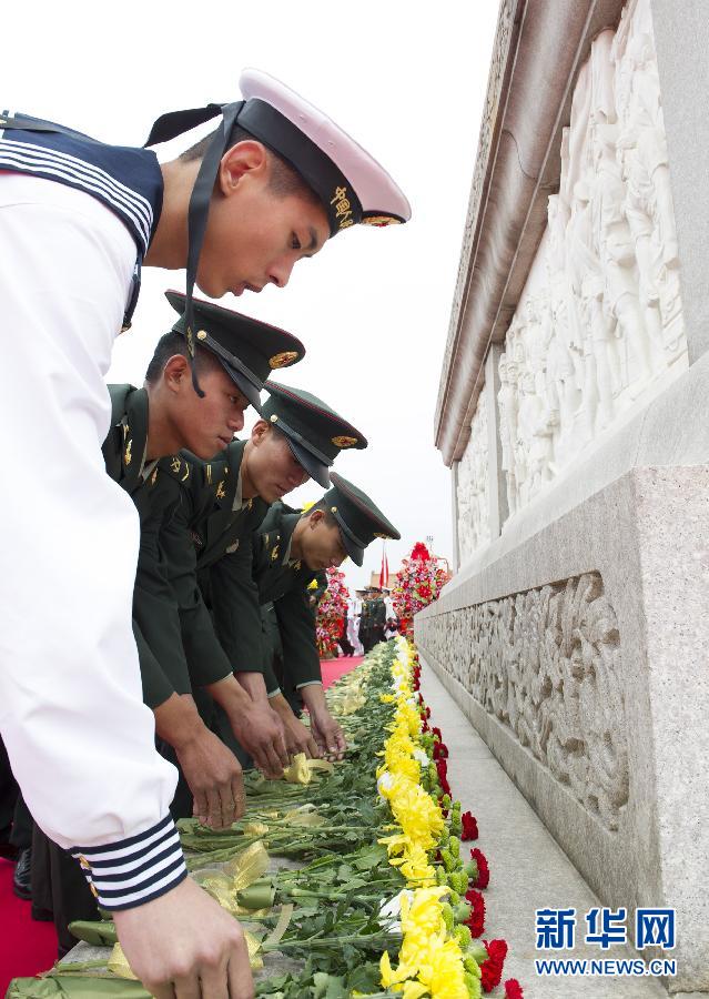 9月30日是国家设立的首个“烈士纪念日”，首都各界代表参加在北京天安门广场举行的向人民英雄敬献花篮仪式。 新华社记者 黄敬文 摄