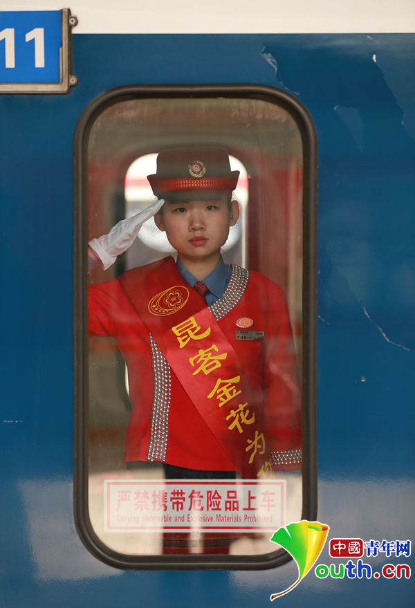 该趟列车乘务员身着少数民族服饰热情迎接乘车旅客,为旅客送"福"字,贺