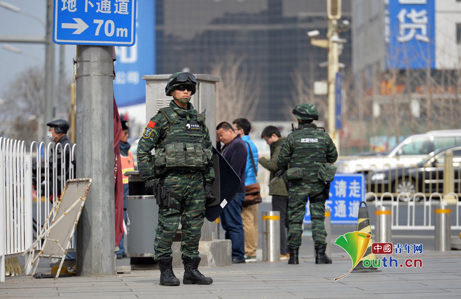 2015年03月08日,北京,担负两会安全警卫任务的武警官兵.