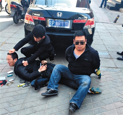 昨日下午,3名男子在劲松肯德基餐厅门前进行毒品交易时,被便衣警察