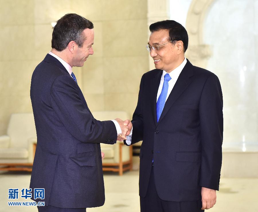 3月31日，国务院总理李克强在北京人民大会堂会见英国《金融时报》总编巴伯。 新华社记者 李涛 摄 