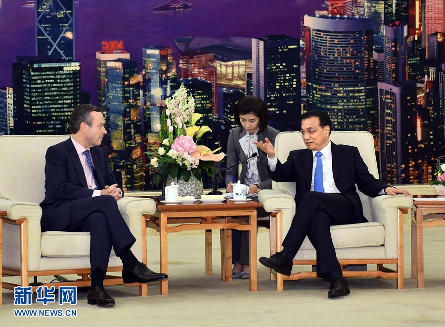 3月31日，国务院总理李克强在北京人民大会堂会见英国《金融时报》总编巴伯。 新华社记者 李涛 摄