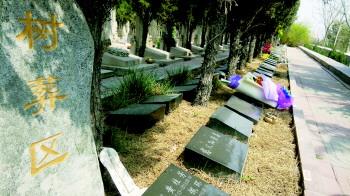 然而,在淄博市殡仪馆以及各区县殡仪馆,有近2000个无主骨灰盒,有的40