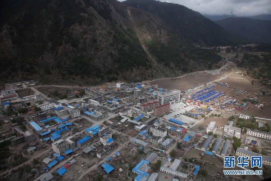 机前往受灾较严重的边境小镇—西藏日喀则市吉隆县吉隆镇进行救援