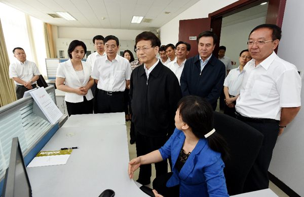 5月27日,中共中央政治局委员,中央政法委书记孟建柱在国家信访局调研.