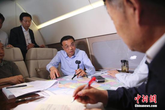 6月2日，在飞赴湖北监利长江客轮事件现场途中，李克强总理专机上召集有关方面负责人研究落实施救措施。总理在听取最新施救情况后作出9点指示，要求调集所有力量、不惜一切代价抢救生命，把救人放在第一位位置。<a target='_blank' href='http://www.chinanews.com/'><p  align=