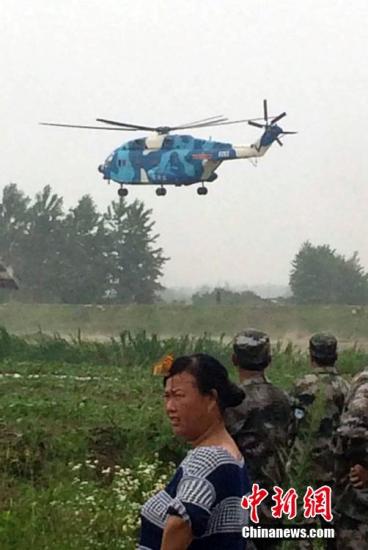 6月2日中午，湖北监利救援现场，直升机再次升空进行搜救。6月1日21时30分许，重庆东方轮船公司所属旅游客船&ldquo;东方之星&rdquo;轮在由南京驶往重庆途中，突遇龙卷风发生翻沉。据初步统计，事发客船共有458人，其中旅客406人。 <a target='_blank' href='http://www.chinanews.com/'><p  align=