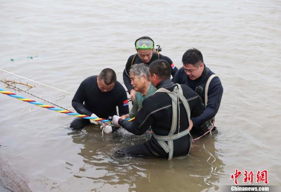 6月2日中午12时52分，在湖北监利长江客轮事件现场，一位老人被潜水员救出。李克强总理自始至终站在距离沉船五六十米的指挥船上，现场指挥救援。他一再强调，第一要务是救人，务必争分夺秒。继老人被救出后，潜水员又在沉船舱内发现5名乘客，目前正在紧急施救。<a target='_blank' href='http://www.chinanews.com/'><p  align=