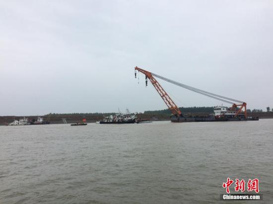 6月3日，在长江湖北省监利县一码头附近，各方力量正在全面搜救。 6月1日晚，从南京驶往重庆的客船&ldquo;东方之星&rdquo;轮在长江中游湖北监利水域发生翻沉。图为救援现场。刘良伟 摄