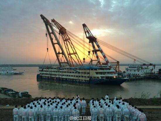 据长江日报官方微博5月5日报道，前方记者今日19时34分发回的现场图显示， &ldquo;东方之星&rdquo;出水已经完成；现场集结大量救援人员，新一轮的工作即将开始。长江日报记者 陈卓 图片来源：长江日报官方微博