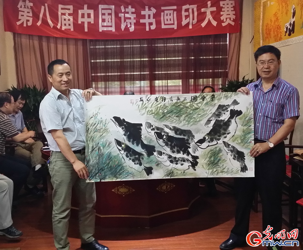 著名艺术家马贵仁(左)为第八届中国诗书画印大赛创作的作品