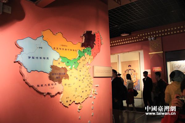 　清政府驻藏大臣衙门旧址展厅墙壁上的清代地图，显示西藏在中央政府驻藏大臣管辖之下