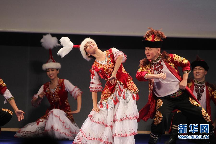 （XHDW）（1）新疆昌吉“亲情中华”文化交流团在圣彼得堡慰问演出