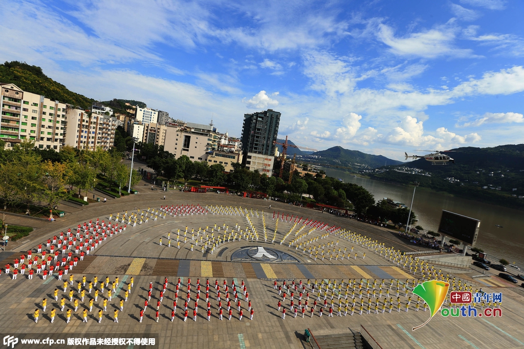 重庆,b-7702号贝尔407gx直升机在重庆云阳县双江街道两江广场拍摄千人