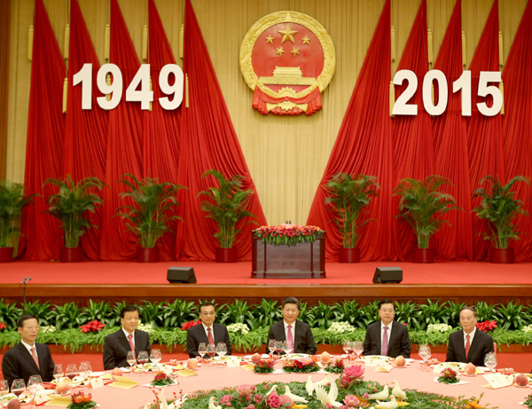 9月30日晚，国务院在北京人民大会堂举行国庆招待会，热烈庆祝中华人民共和国成立66周年。习近平、李克强、张德江、刘云山、王岐山、张高丽等党和国家领导人与中外人士欢聚一堂，共庆佳节。新华社记者 姚大伟 摄