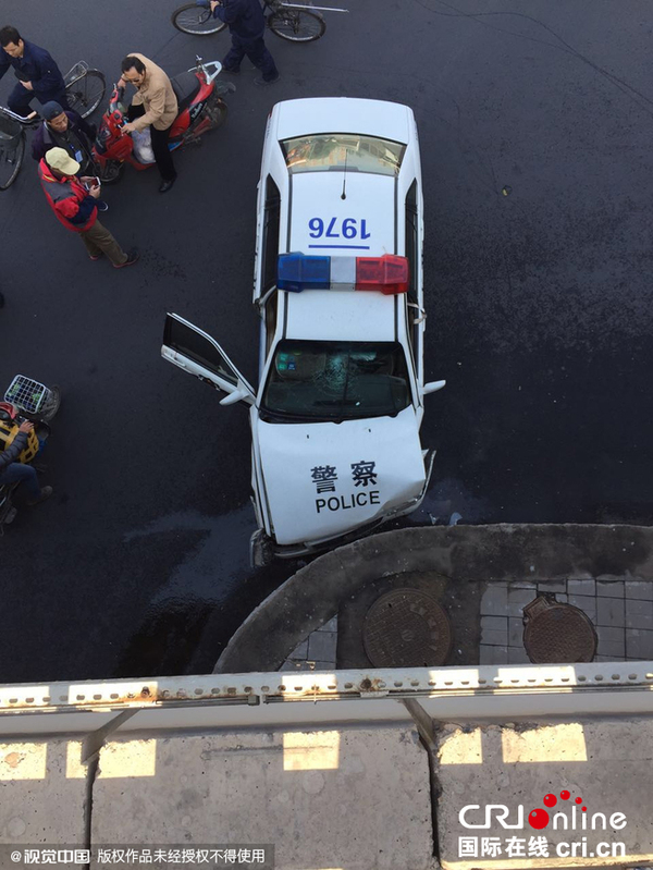 2015年10月24日，北京，南三环刘家窑桥下，一辆警车撞上路边石台墙体，车体损毁严重。图片作者:王飞/视觉中国