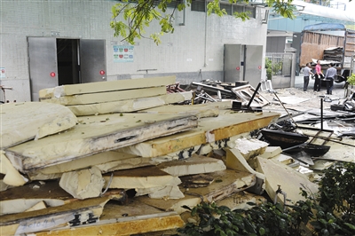 今年4月,诺基亚关闭了东莞的工厂,图为厂房1号门处一些物品已经被拆除。图/CFP