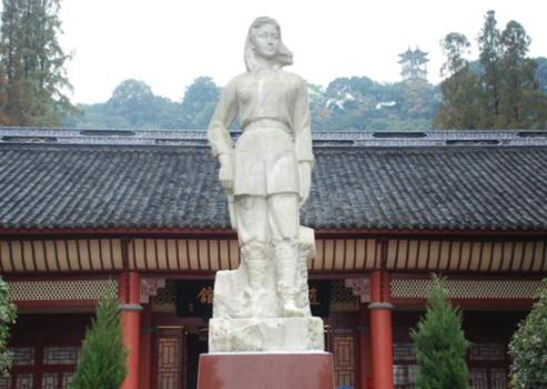 赵一曼纪念馆前的赵一曼汉白玉雕像。（曹亚飞 摄）