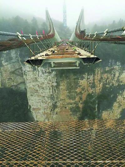 张家界大峡谷玻璃桥合龙前