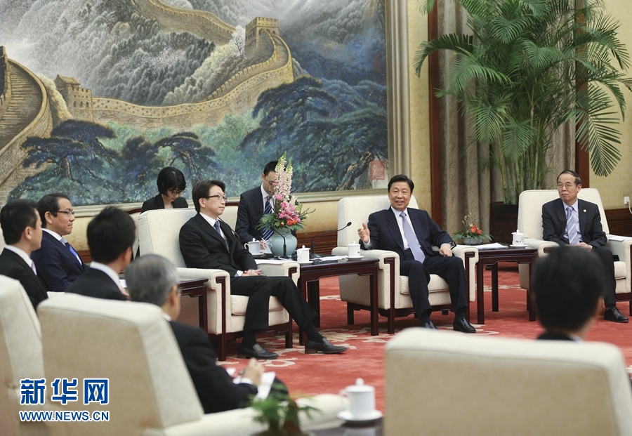 12月7日，中国国家副主席李源潮在北京会见众议院议员平将明率领的日本年轻议员代表团。 新华社记者 丁林 摄