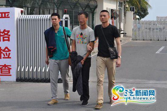 2015年3月犯罪嫌疑人于海龙被依法押解回三亚