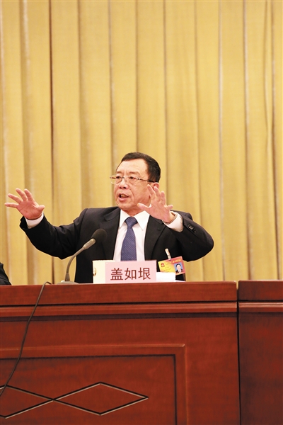 2015年1月,时任黑龙江省人大常委会党组书记、副主任的盖如垠,在哈尔滨组讨论会现场。12月8日,有官场“盖不倒”之称的盖如垠落马被查。图/CFP