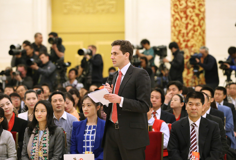 3月15日，国务院总理李克强在北京人民大会堂与中外记者见面，并回答记者提问。这是一位记者在提问。 新华社记者 刘卫兵摄