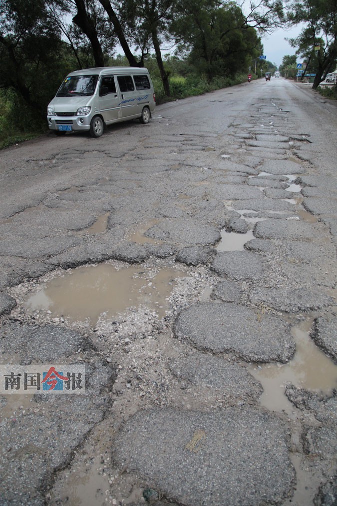 柳州进出城二级公路烂况多有些路面凹陷破裂严重