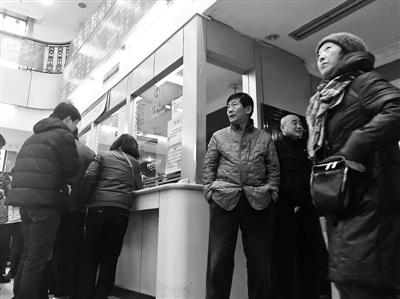 号贩子伪造医生笔迹做加号条 雇人排队每晚100