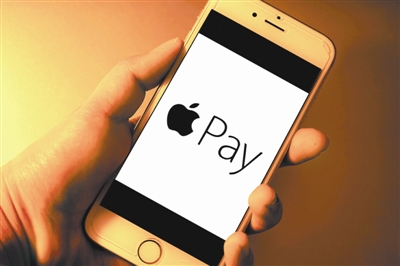 Apple Pay今天将正式上线! 与大家习惯的二维码支付不同,使用Apple Pay不需要手机接入互联网,根据网友此前的试验,只需一两秒钟就可以完成Apple Pay支付。