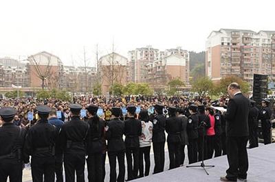 四川阆中法院举行公判大会引争议 专家：无人权