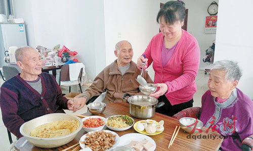 孝顺儿媳伺候瘫痪公婆连父亲92岁发小也照顾(图)