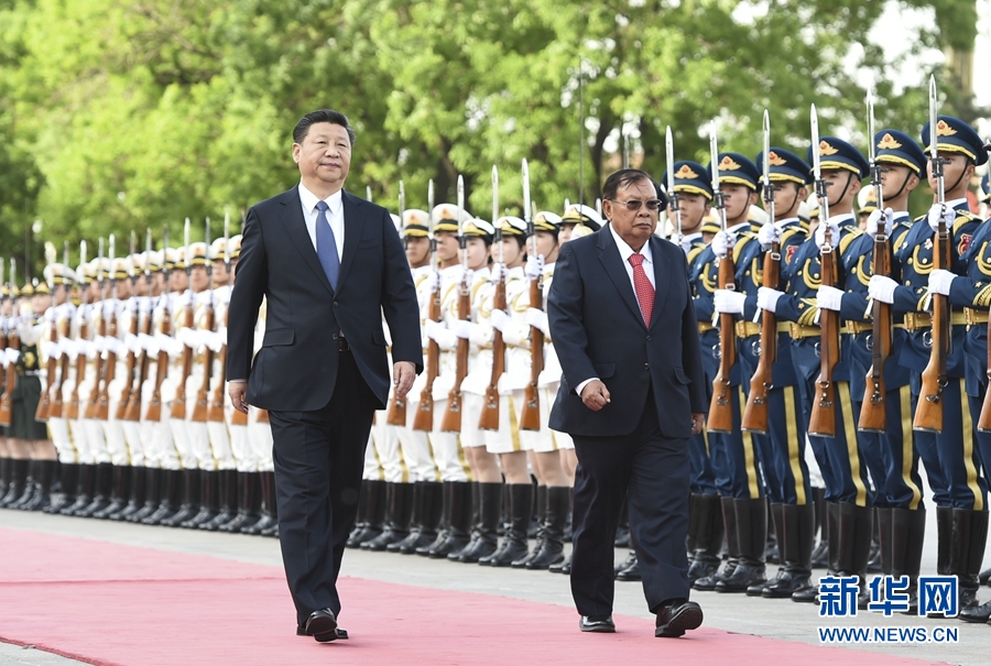 5月3日，中共中央总书记、国家主席习近平在北京人民大会堂同老挝人民革命党中央总书记、国家主席本扬举行会谈。这是会谈前，习近平在人民大会堂东门外广场为本扬举行欢迎仪式。 新华社记者 谢环驰 摄