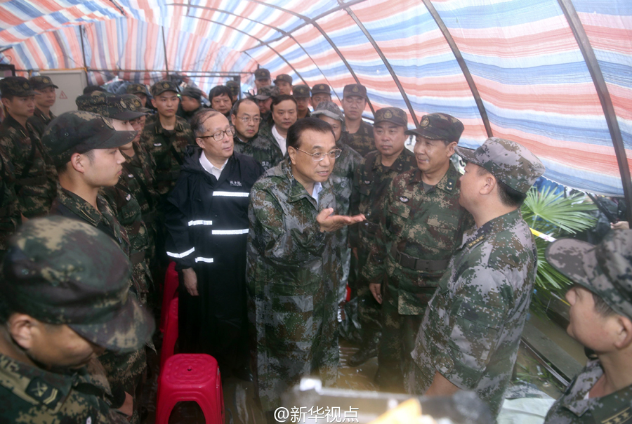 李克强在武汉长江干堤现场指挥抢险救灾