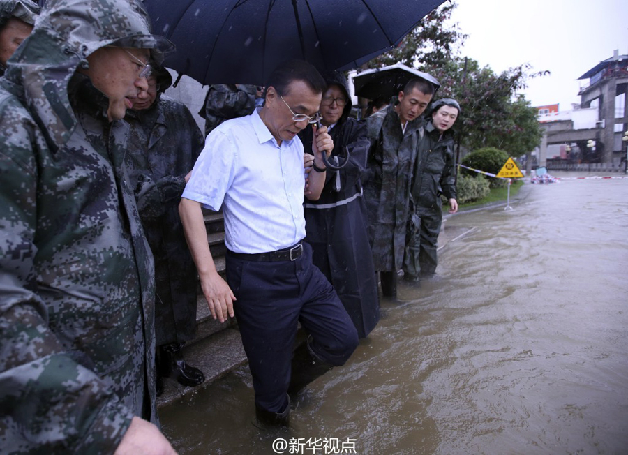 李克强在武汉长江干堤现场指挥抢险救灾